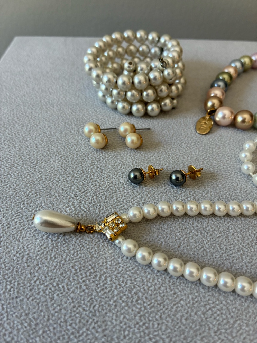 Vintage Faux Pearl Jewelry Lot, Earrings x 2, Bracelet x 2, Necklace x 2 - Picture 9 of 14